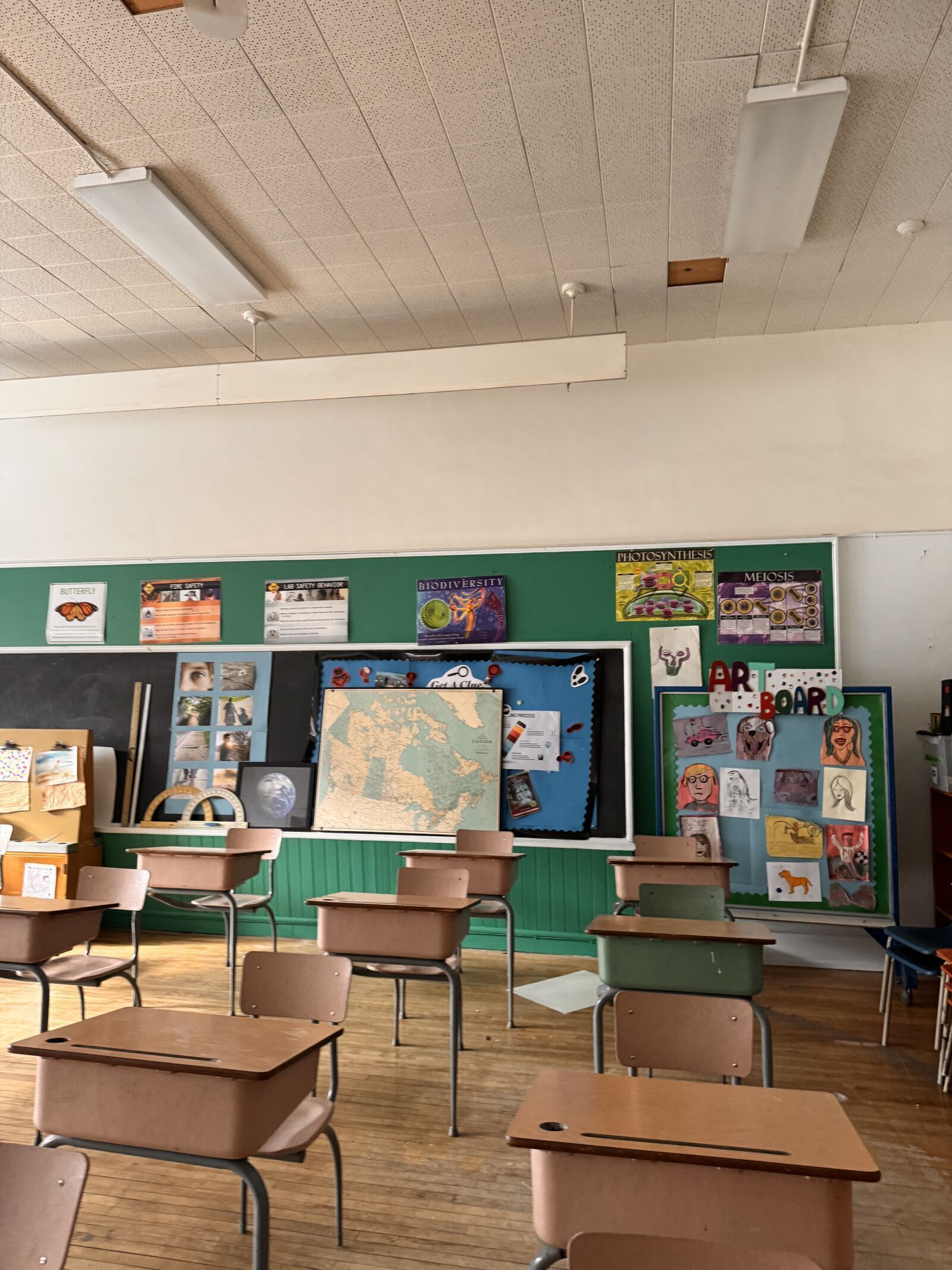 Classroom — angle 52