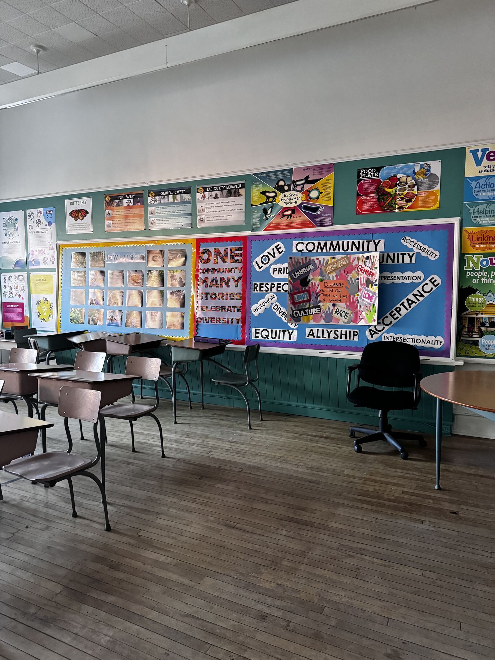 Classroom — angle 16