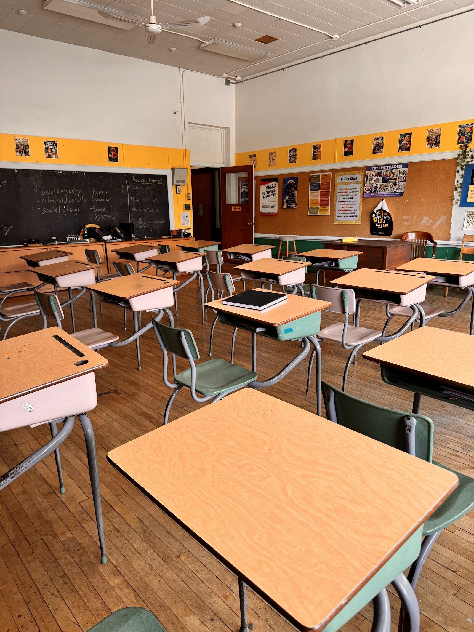 Classroom — angle 40